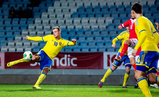 Sveriges John Guidetti dunkar in 1-0