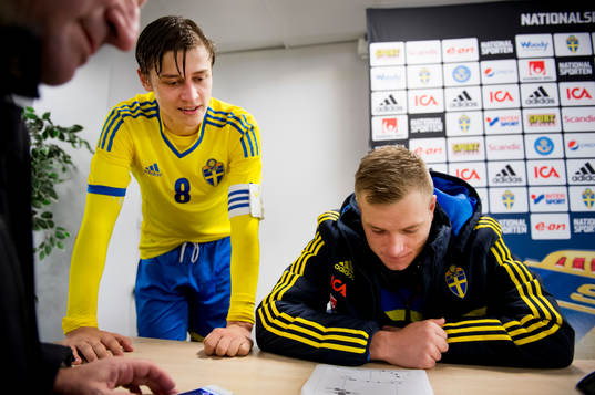 Sveriges Simon Thern och John Guidetti studerar statistik