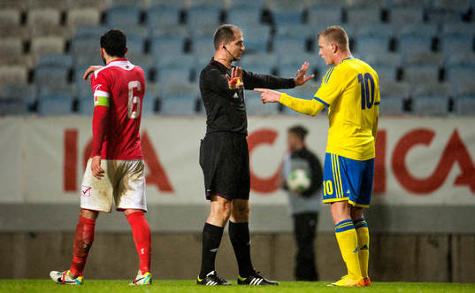 Sveriges John Guidetti pratar med domare