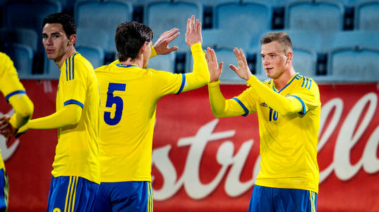 Sveriges Emil Krafth och John Guidetti jublar