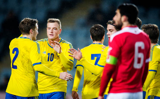 Sveriges Mattias Johansson och John Guidetti jublar