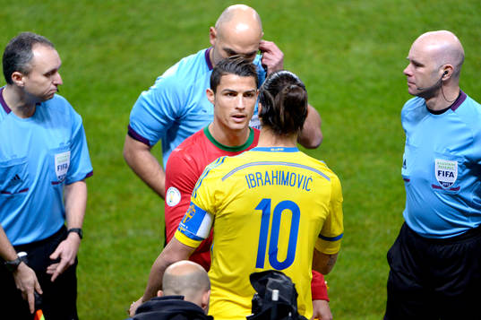 Sveriges Zlatan Ibrahimovic tar Portugals Cristiano Ronaldo