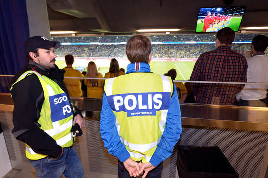 Två supporterpoliser på läktaren