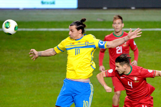 Sveriges Zlatan Ibrahimovic nickar undan framför Portugals