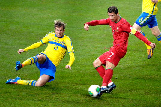Sveriges Mikael Antonsson försöker täcka framför