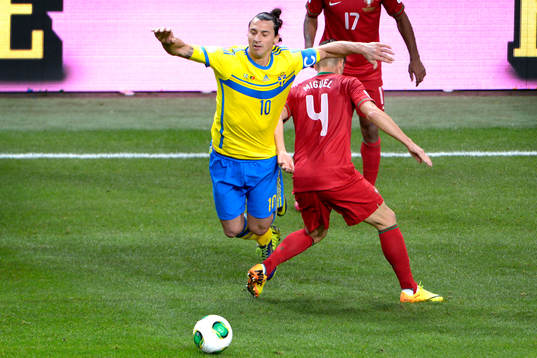 Sveriges Zlatan Ibrahimovic faller över Portugals Miguel