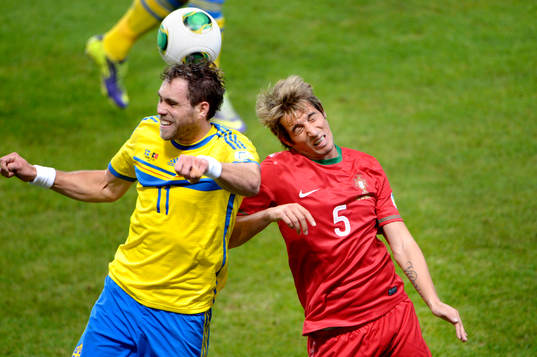 Sveriges Johan Elmander i nickduell med Portugals Fabio