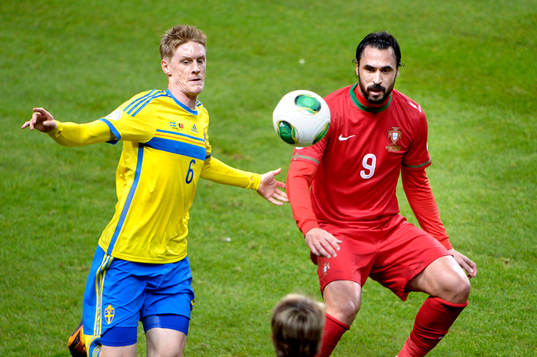 Sveriges Rasmus Elm jagar boll framför Portugals Hugo