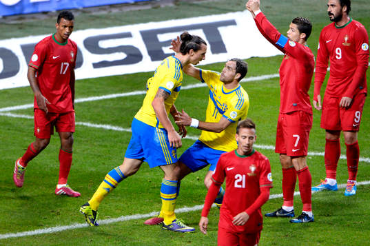 Sveriges Zlatan Ibrahimovic gratuleras av Johan Elmander