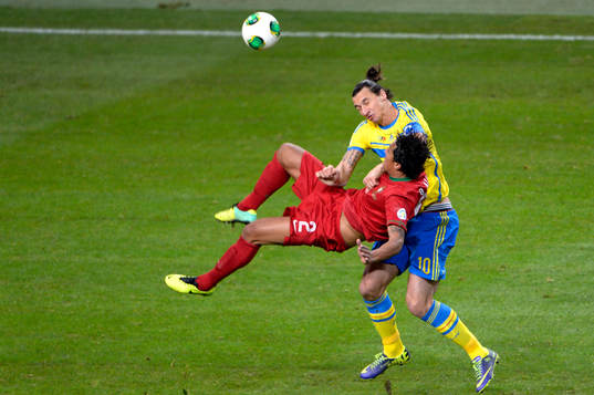 Sveriges Zlatan Ibrahimovic nickar undan framför Portugals