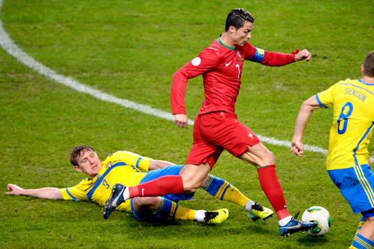 Portugals Cristiano Ronaldo tar sig förbi en liggande Kim