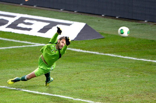 Sveriges målvakt Andreas Isaksson släpper in 0-1