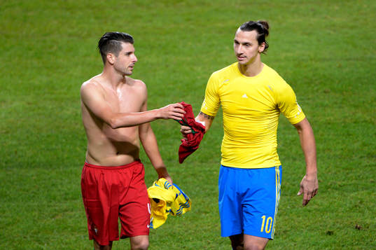 Sveriges Zlatan Ibrahimovic byter tröja även i halvtid