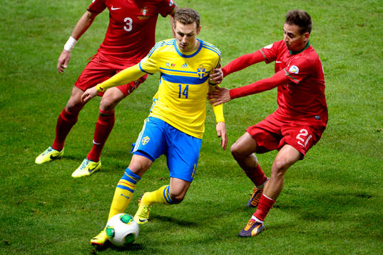 Sveriges Alexander Gerndt dras i armen av Portugals Joao