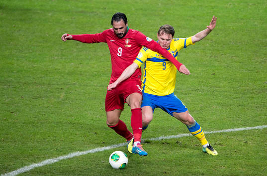 Sveriges Kim Källström och Portugals Hugo Almeida