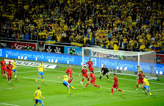 Sveriges Zlatan Ibrahimovic skjuter ett skott