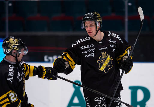 s Christian Sandberg gratulerar AIK:s Fredrik Hynning till