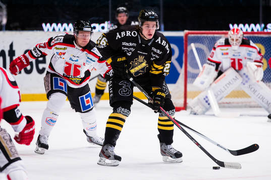 s Mattias Janmark jagas av Örebros Johan Motin