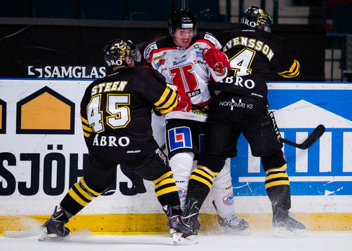 s Oscar Steen (v) och AIK:s Fredrik Svensson (h) trycker