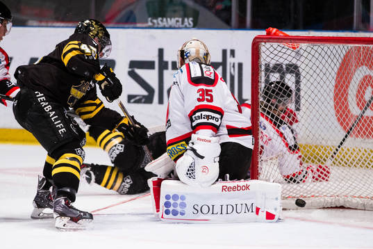 s Victor Ahlström (ej i bild) gör 4-0 för AIK bakom