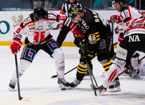 s Teemu Ramstedt i kamp om pucken