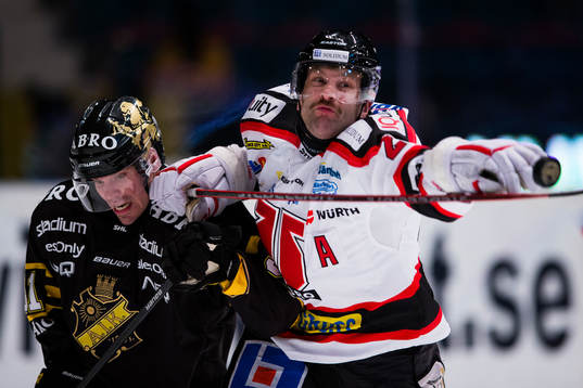 s Christian Sandberg och Örebros Emil Kåberg i kamp om