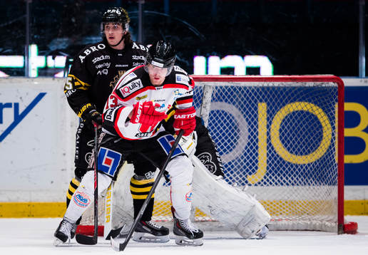 s Jonathan Andersson och Örebros Anders Eriksson framför