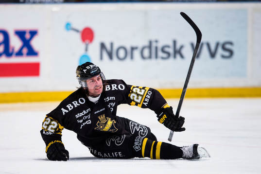 s Daniel Josefsson grinar illa