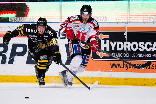 s Jonas Liwing och Örebros Martin Johansson