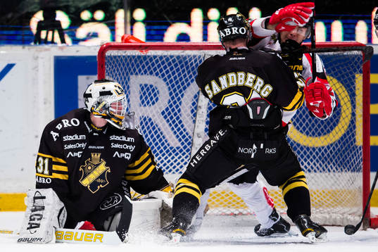 s Christian Sandberg trycker till Örebros Tim Wallace