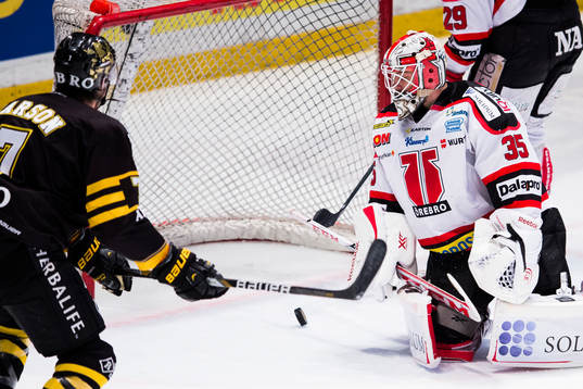 s Brett Carson gör 7-0 för AIK:s Örebros målvakt Tim