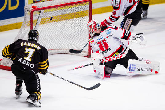 s Brett Carson gör 7-0 för AIK:s Örebros målvakt Tim