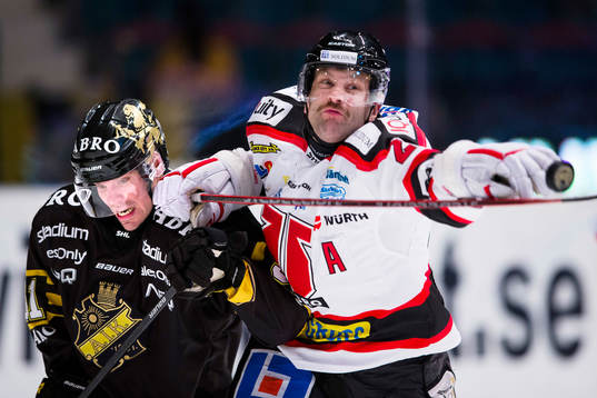 s Christian Sandberg och Örebros Emil Kåberg i kamp om
