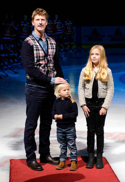Frölundas Per-Johan Axelsson tackas av innan