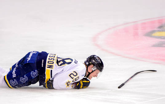 s Anton Bengtsson ligger skadad på isen