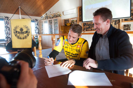 Mjällby presenterar Patrik Ingelsten, som här skriver på