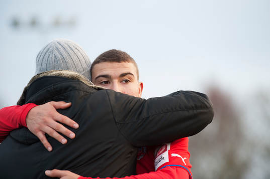 Helsingborgs Jordan Larsson får en kram av pappa Henrik