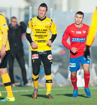 Pappa Henrik Larsson kollar in sonen Jordan Larsson i en