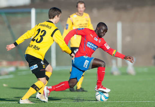 Helsingborgs Emma Boateng och Mjällbys Andreas Blomqvist i