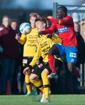 Mjällbys Viktor Agardius och Helsingborgs Emma Boateng i