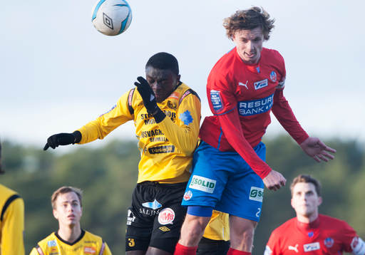 Mjällbys Gbenga Arokoyo i en träningsmatch mellan