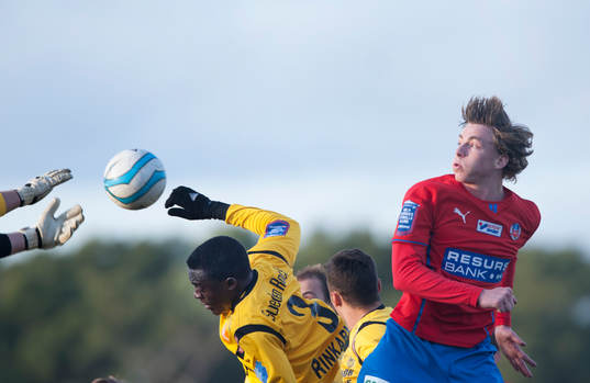Mjällbys Gbenga Arokoyo i en träningsmatch mellan