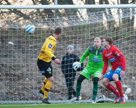 Mjällbys Marcus Ekenberg nickar in 1-0  i en