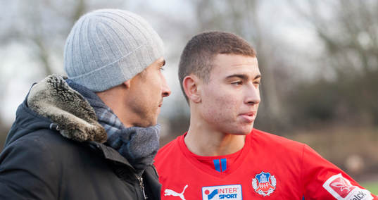 Helsingborgs Jordan Larsson får en kram av pappa Henrik