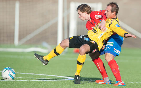 Helsingborgs Carl Johansson trycker ner Mjällbys Pär