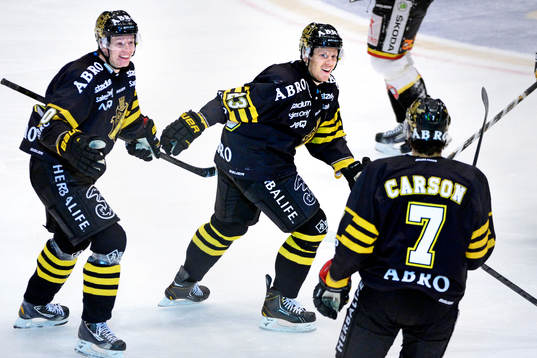 s Esa Pirnes, Jonas Liwing och Brett Carson jublar