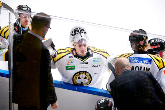 Brynäs målvakt Bernhard Starkbaum pratar med sina tränare