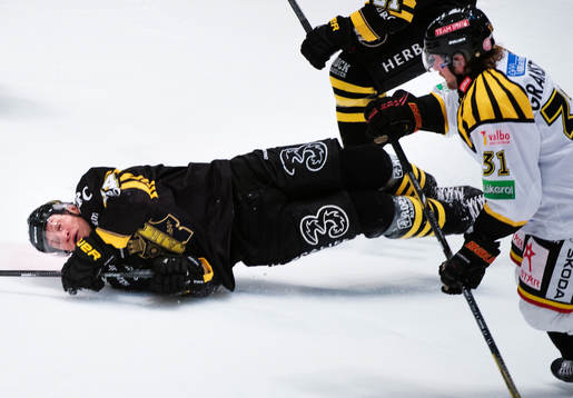 s Patric Blomdahl faller ner i isen