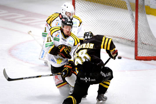Brynäs Jesper Ollas och målvakt Bernhard Starkbaum