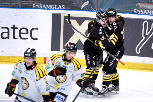 s Oscar Steen och Victor Ahlström jublar